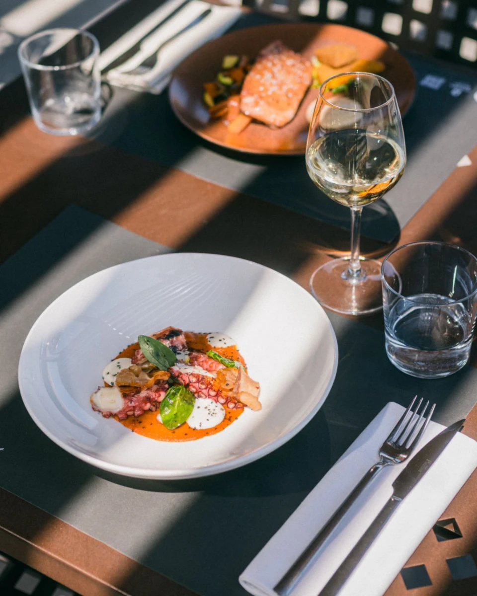 Ristorante all'aperto con vista sul Monte Grappa